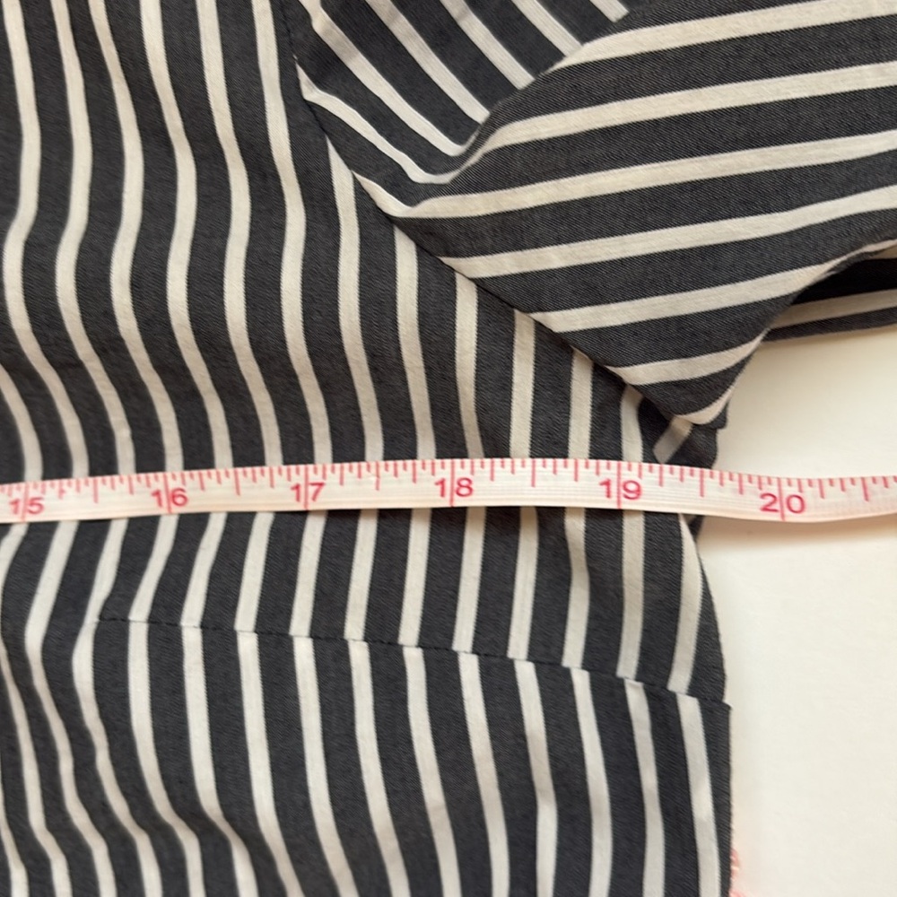 BY & BY GRAY STRIPED TOP MEDIUM - Picture 6 of 7
